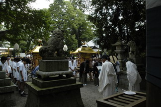 植木神社に神輿が帰り着いて祭りが終わる